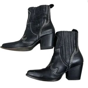 Thursday Boot - Icon Leather Western Boot in Black